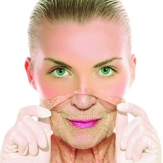 成年女性用家庭疗法去除脸上的皱纹