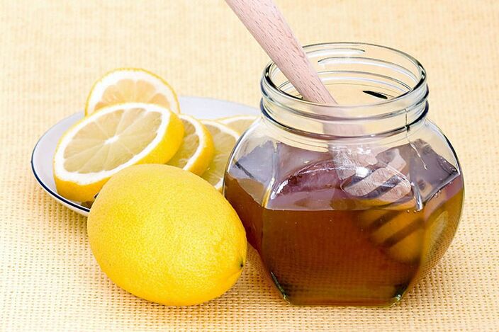 柠檬和蜂蜜是面膜的成分，可以完美地美白和收紧面部皮肤